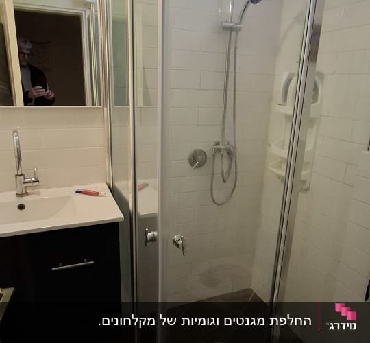 מקלחון זכוכית עם ראש מקלחת מתכוונן